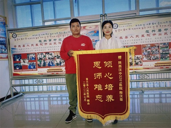 來自海拔4000米以上的純真笑容！通用醫(yī)療援藏醫(yī)療隊(duì)員盡心“傳幫帶”，厚植藏漢情(圖8)